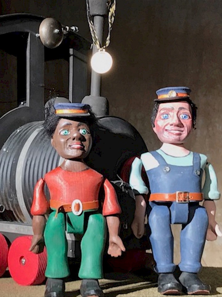 Jim Knopf und Lukas der Lokomotivführer vor Lokomotive