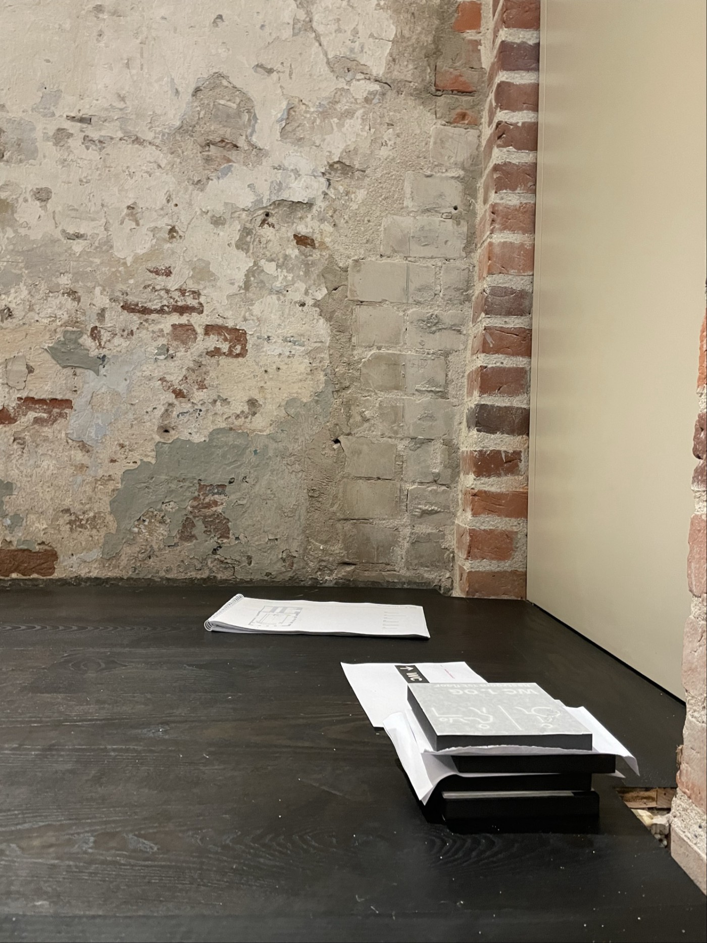 Gestapelte Schilder im Flur