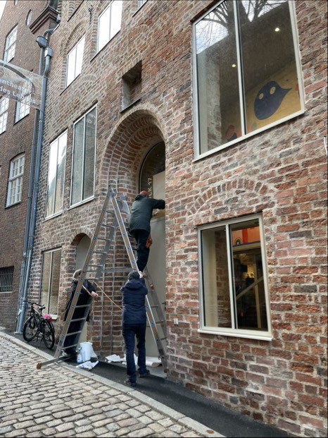 Demirac Architekten und Rosspartner beim Anbringen der Außenschrift