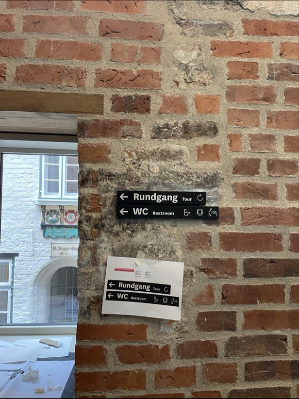 Geplante und tatsächliche Schilder an der Wand