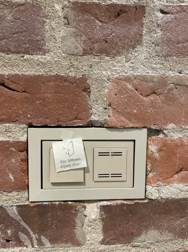 Tür öffnen - Schild in der Anbringung