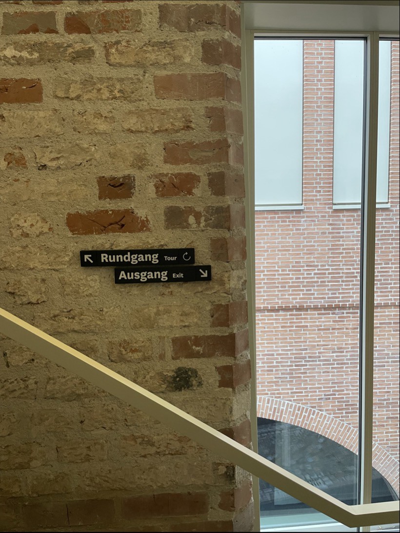 Treppenhaus mit Beschilderung