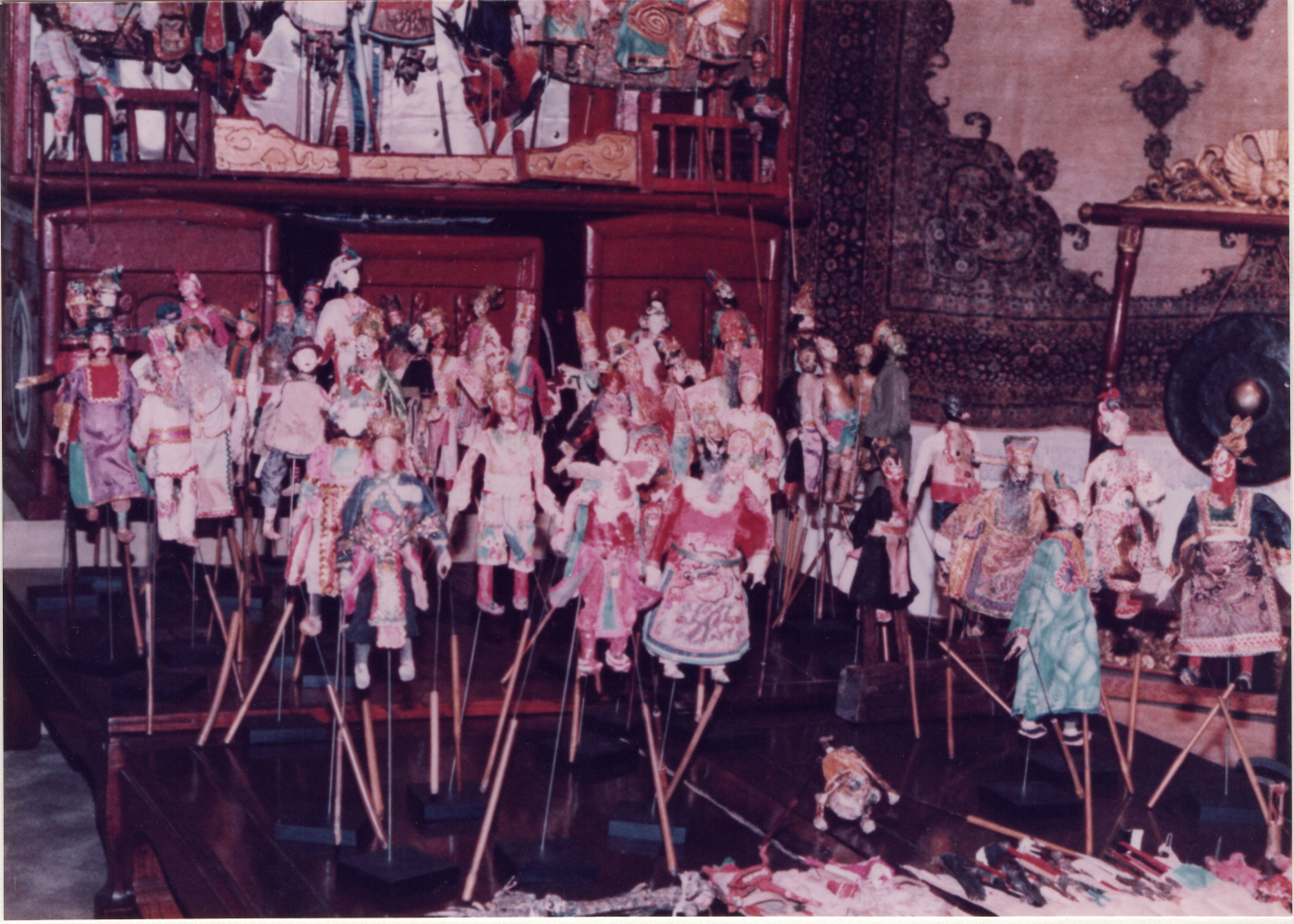 LaoMei Bühne Figuren im Lysia Hotel 1985_Archiv KOLK 17